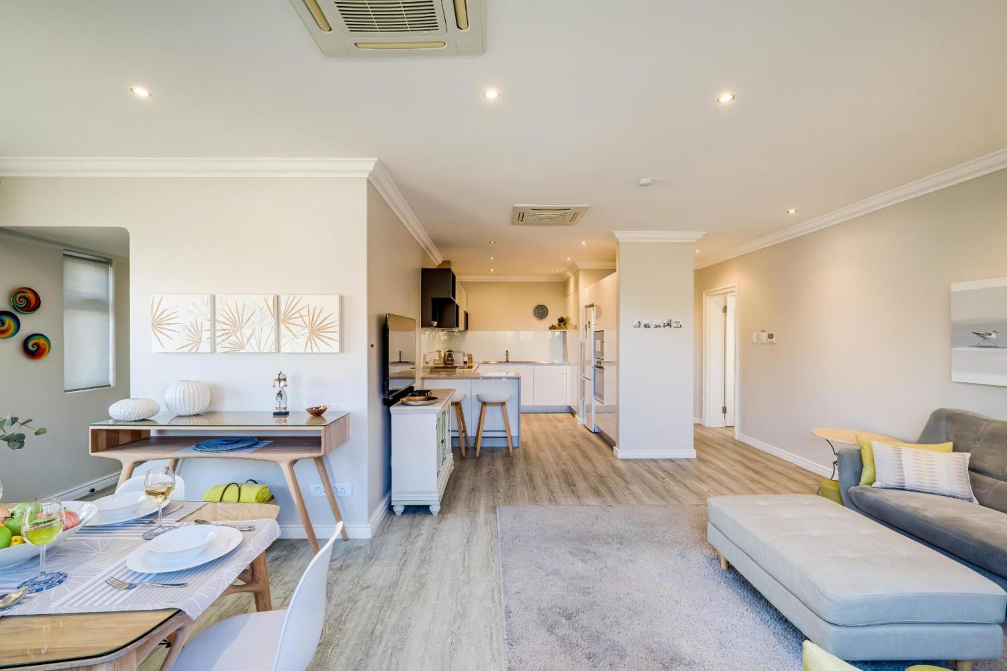 Appartement 0m² 2 Slaapkamer, 1 Privé Badkamer In Camps Baai Kaapstad