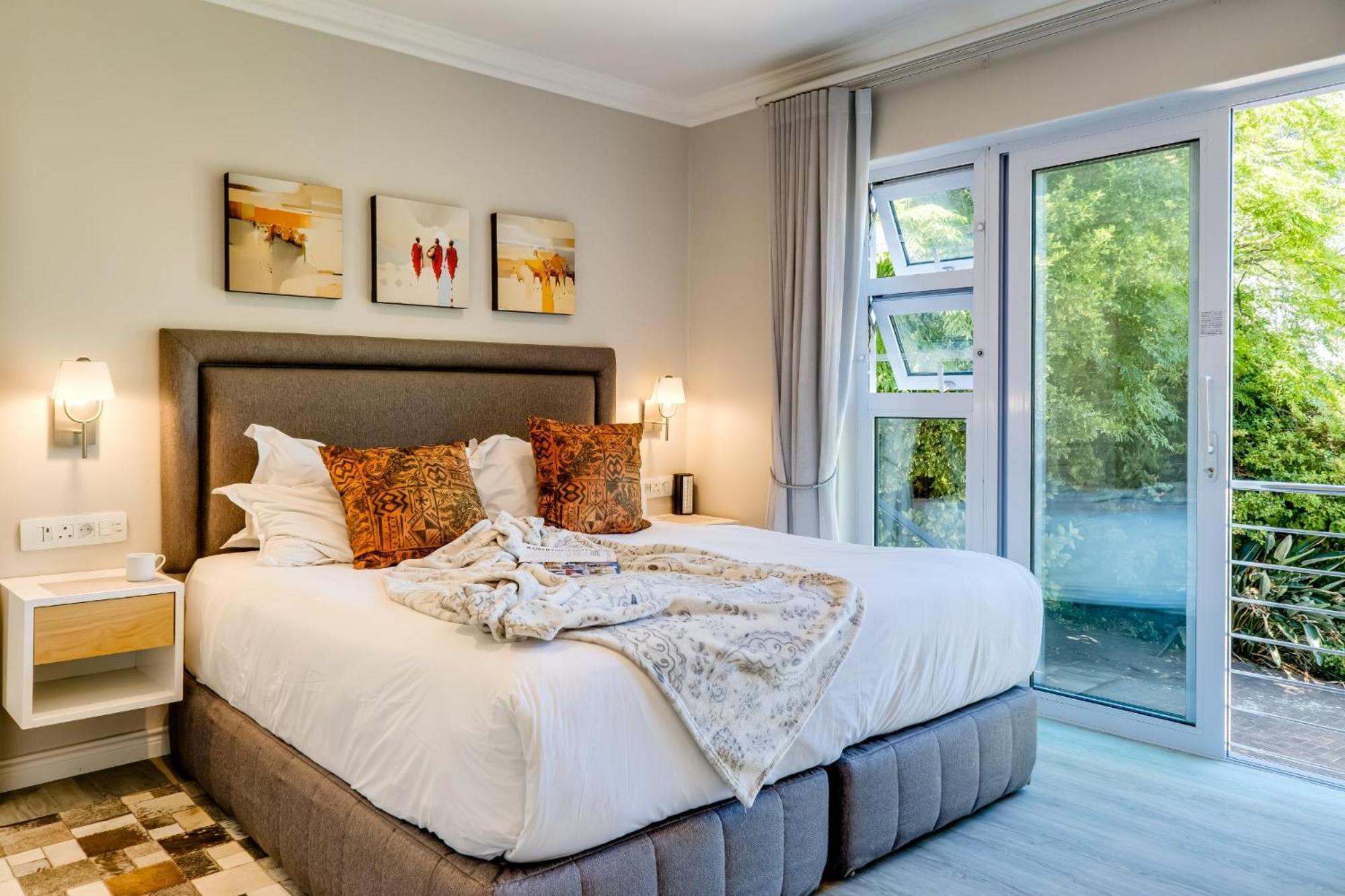 0m² 2 Slaapkamer, 1 Privé Badkamer In Camps Baai