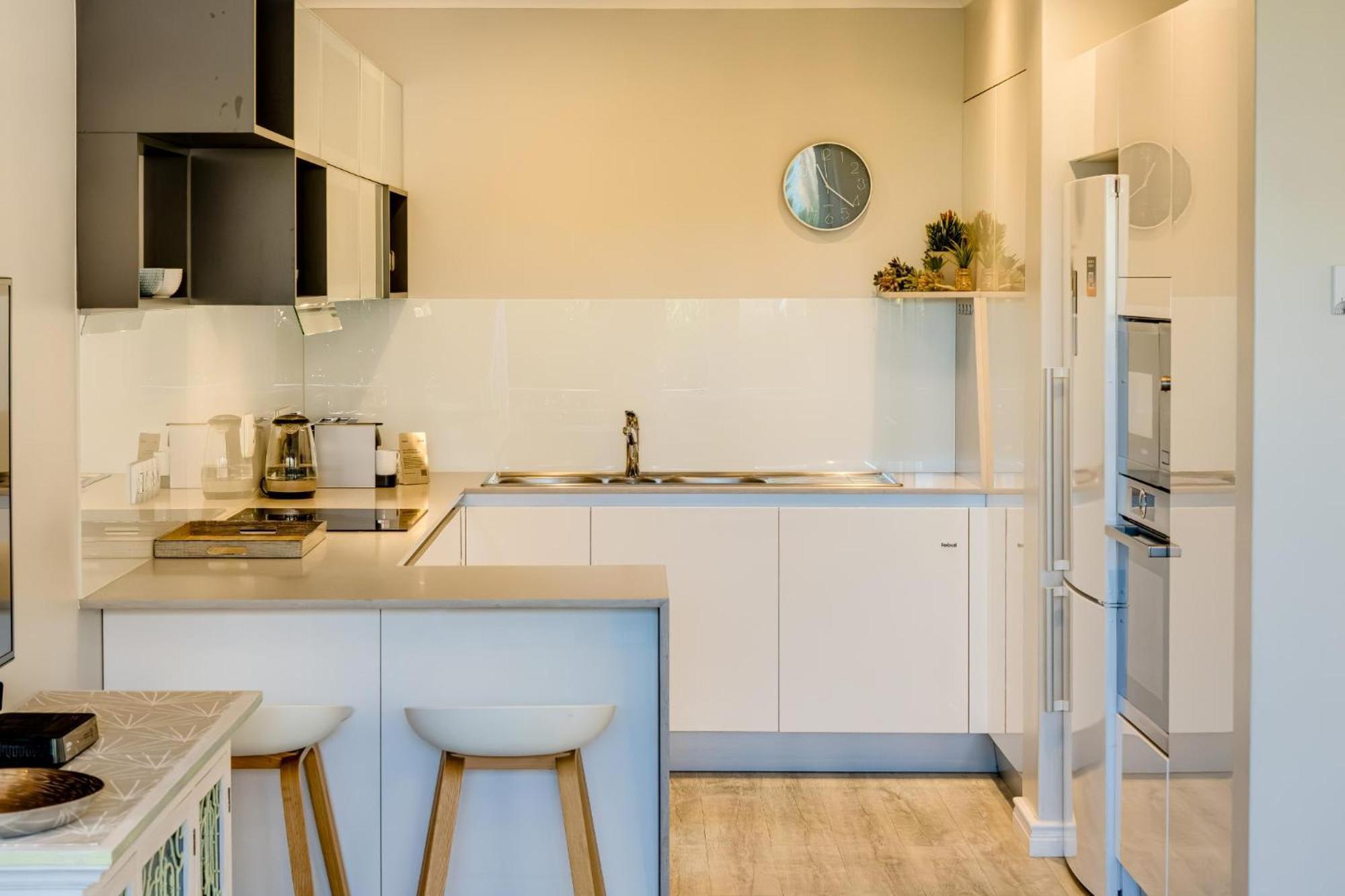 Appartement 0m² 2 Slaapkamer, 1 Privé Badkamer In Camps Baai