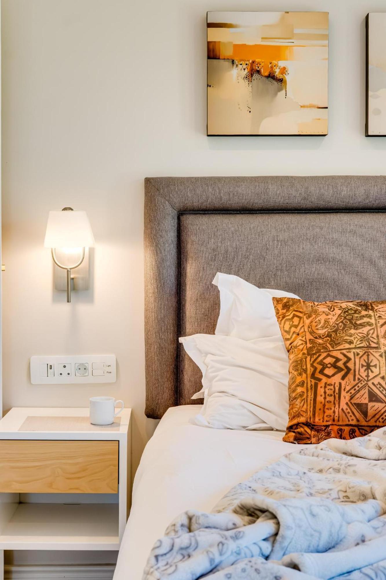 Appartement 0m² 2 Slaapkamer, 1 Privé Badkamer In Camps Baai Kaapstad