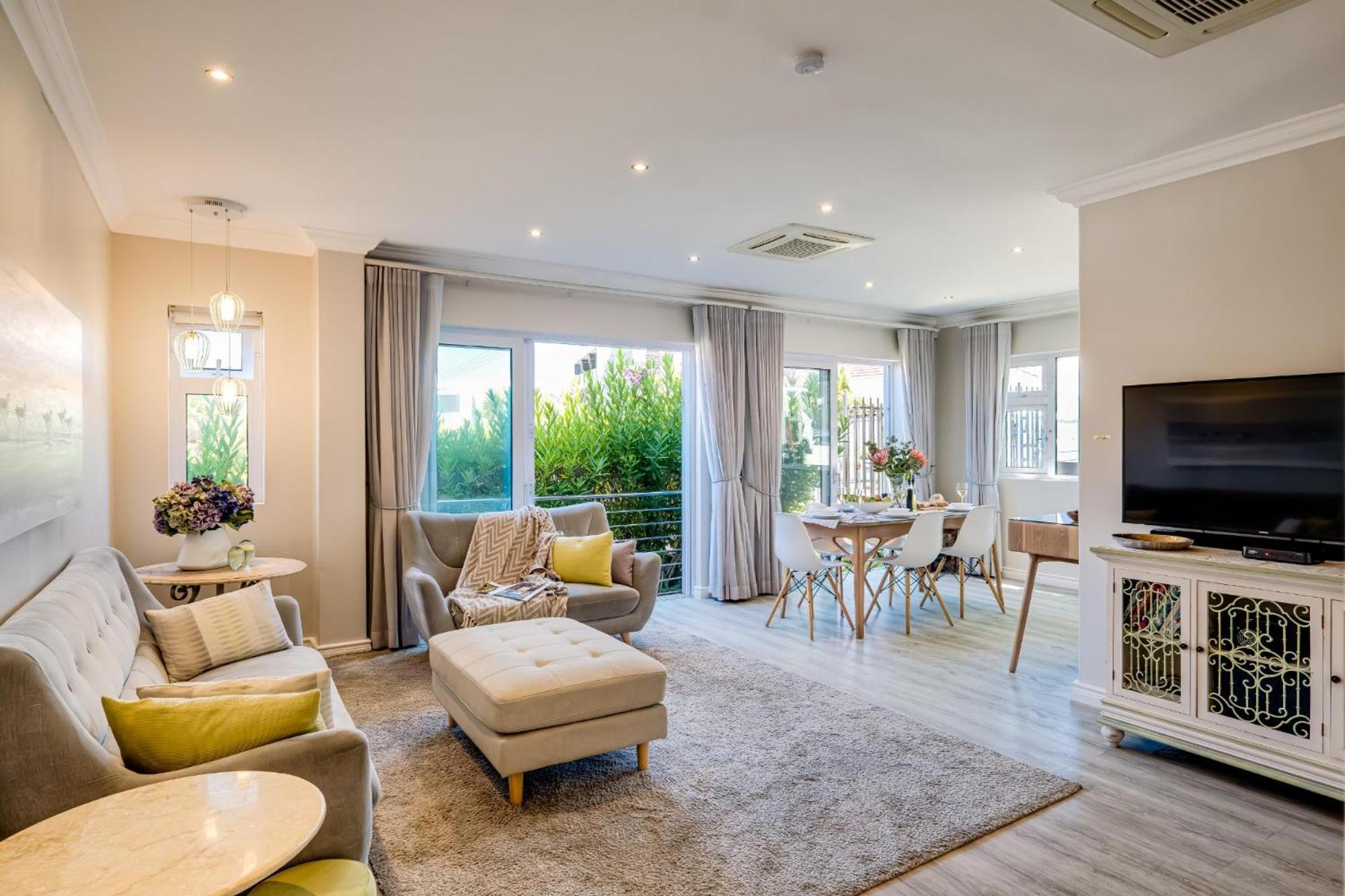 0m² 2 Slaapkamer, 1 Privé Badkamer In Camps Baai