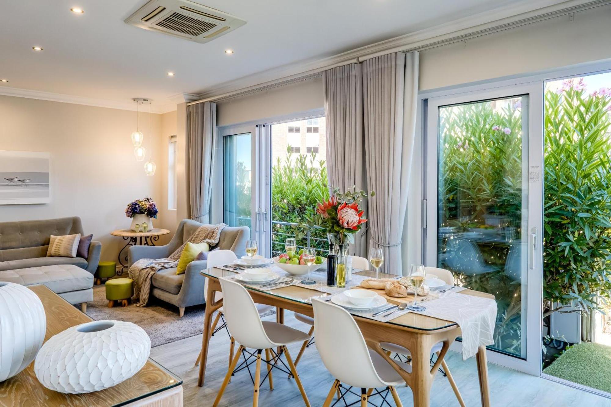 0m² 2 Slaapkamer, 1 Privé Badkamer In Camps Baai Appartement Kaapstad
